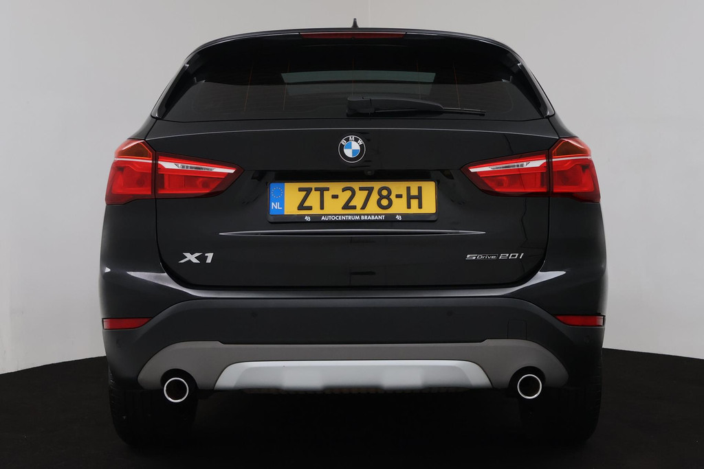 
BMW X1 SDrive20i High Executive (PARKEERSENSOREN, PANORAMADAK, CAMERA, HEAD-UP, STOELVERWARMING, LEER, DEALER ONDERHOUDEN) vol									