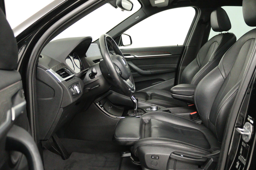 
BMW X1 SDrive20i High Executive (PARKEERSENSOREN, PANORAMADAK, CAMERA, HEAD-UP, STOELVERWARMING, LEER, DEALER ONDERHOUDEN) vol									