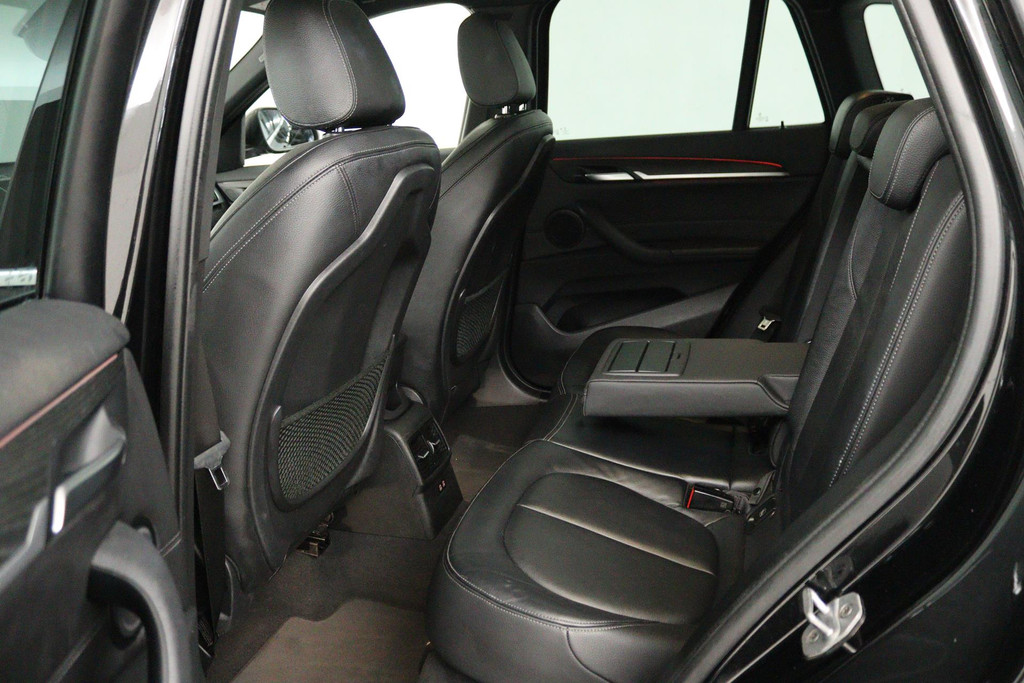 
BMW X1 SDrive20i High Executive (PARKEERSENSOREN, PANORAMADAK, CAMERA, HEAD-UP, STOELVERWARMING, LEER, DEALER ONDERHOUDEN) vol									