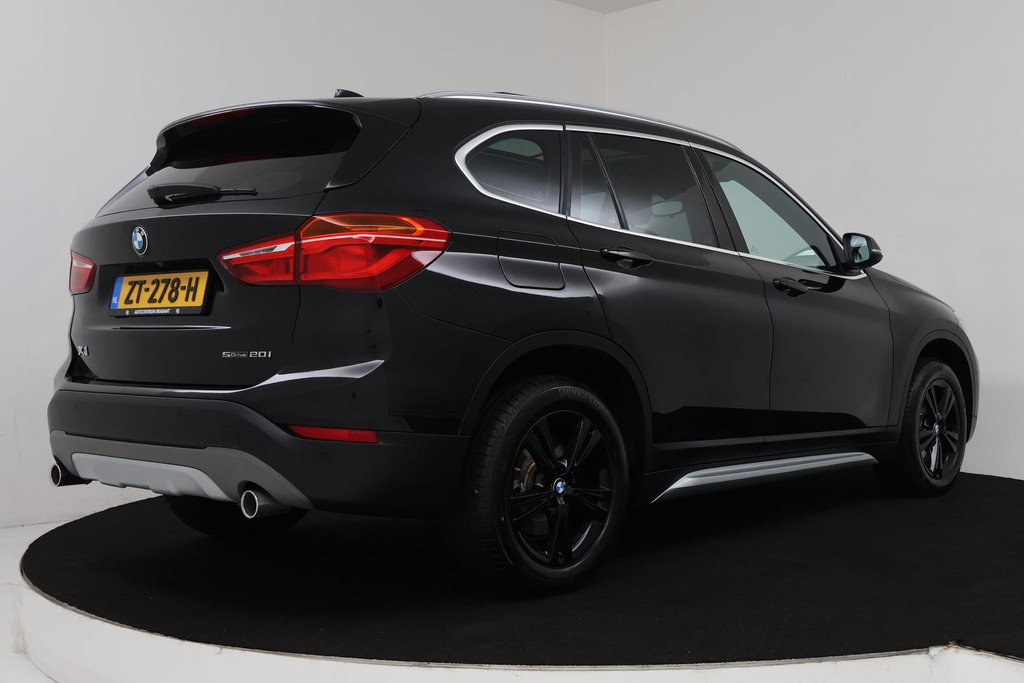 
BMW X1 SDrive20i High Executive (PARKEERSENSOREN, PANORAMADAK, CAMERA, HEAD-UP, STOELVERWARMING, LEER, DEALER ONDERHOUDEN) vol									