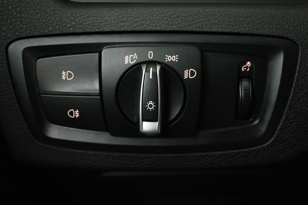 
BMW X1 SDrive20i High Executive (PARKEERSENSOREN, PANORAMADAK, CAMERA, HEAD-UP, STOELVERWARMING, LEER, DEALER ONDERHOUDEN) vol									