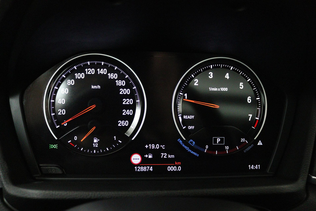 
BMW X1 SDrive20i High Executive (PARKEERSENSOREN, PANORAMADAK, CAMERA, HEAD-UP, STOELVERWARMING, LEER, DEALER ONDERHOUDEN) vol									