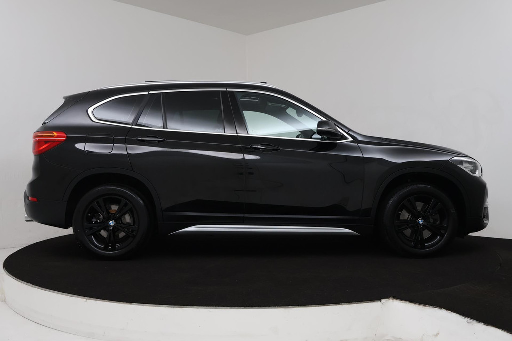 
BMW X1 SDrive20i High Executive (PARKEERSENSOREN, PANORAMADAK, CAMERA, HEAD-UP, STOELVERWARMING, LEER, DEALER ONDERHOUDEN) vol									