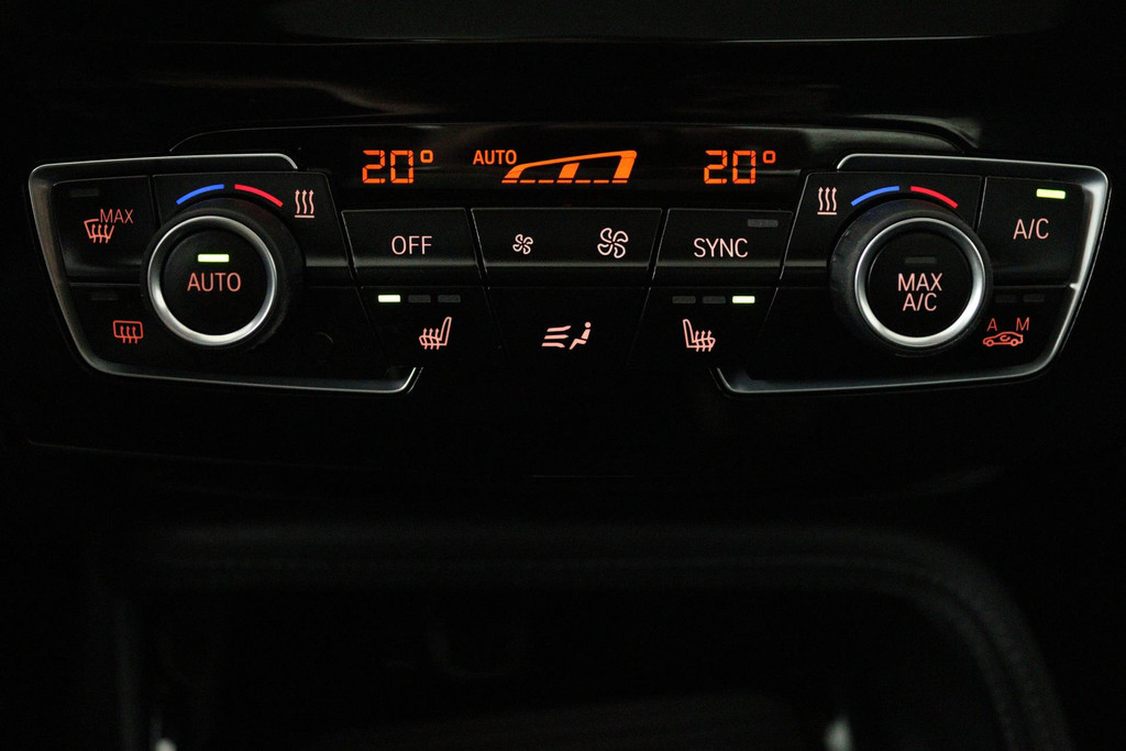 
BMW X1 SDrive20i High Executive (PARKEERSENSOREN, PANORAMADAK, CAMERA, HEAD-UP, STOELVERWARMING, LEER, DEALER ONDERHOUDEN) vol									