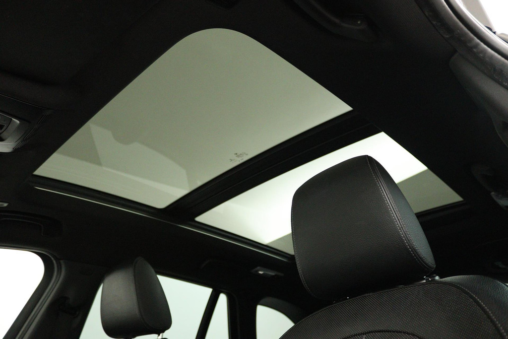 
BMW X1 SDrive20i High Executive (PARKEERSENSOREN, PANORAMADAK, CAMERA, HEAD-UP, STOELVERWARMING, LEER, DEALER ONDERHOUDEN) vol									