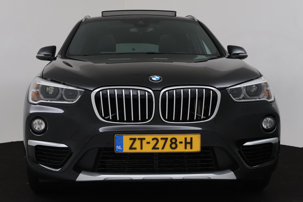
BMW X1 SDrive20i High Executive (PARKEERSENSOREN, PANORAMADAK, CAMERA, HEAD-UP, STOELVERWARMING, LEER, DEALER ONDERHOUDEN) vol									