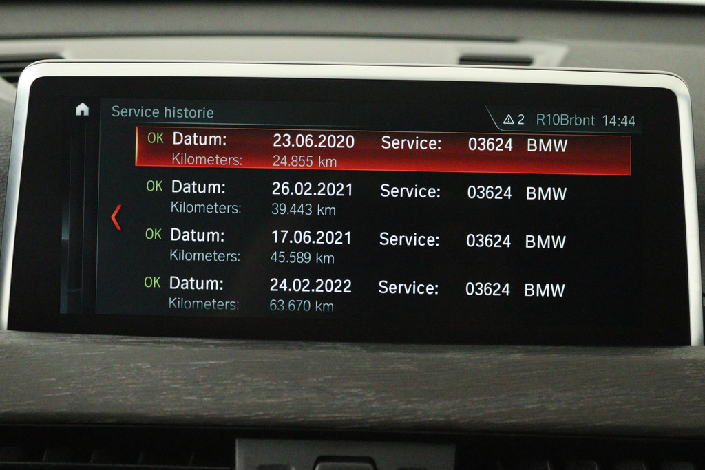 
BMW X1 SDrive20i High Executive (PARKEERSENSOREN, PANORAMADAK, CAMERA, HEAD-UP, STOELVERWARMING, LEER, DEALER ONDERHOUDEN) vol									