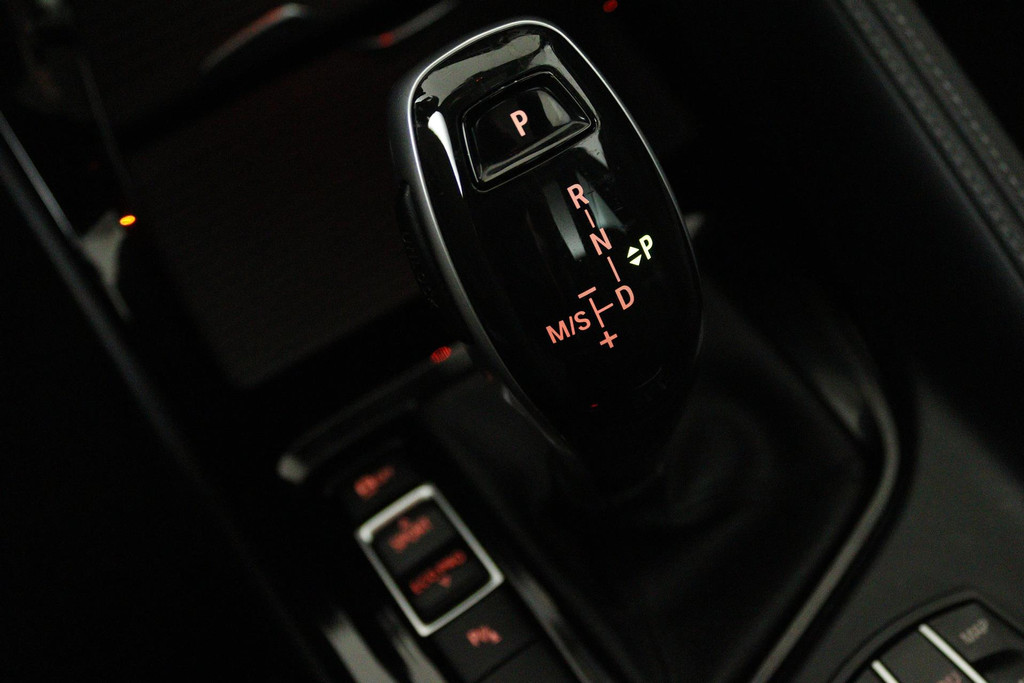 
BMW X1 SDrive20i High Executive (PARKEERSENSOREN, PANORAMADAK, CAMERA, HEAD-UP, STOELVERWARMING, LEER, DEALER ONDERHOUDEN) vol									