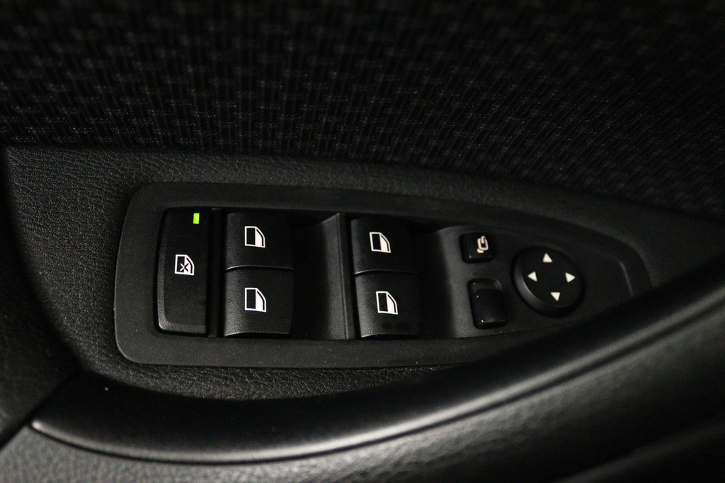 
BMW X1 SDrive18i High Executive (PARKEERSENSOREN, CRUISE, NAVI, STOELVERWARMING, AUTOMAAT, NL-AUTO, DEALER ONDERHOUDEN) vol									