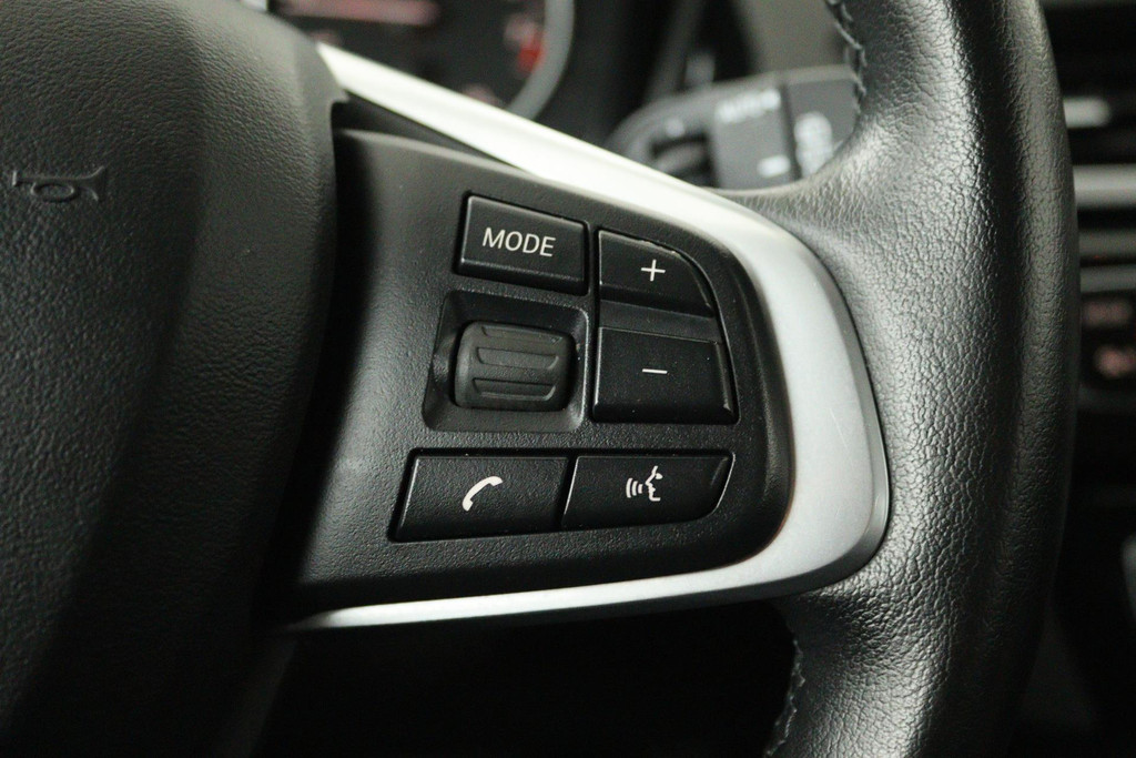 
BMW X1 SDrive18i High Executive (PARKEERSENSOREN, CRUISE, NAVI, STOELVERWARMING, AUTOMAAT, NL-AUTO, DEALER ONDERHOUDEN) vol									