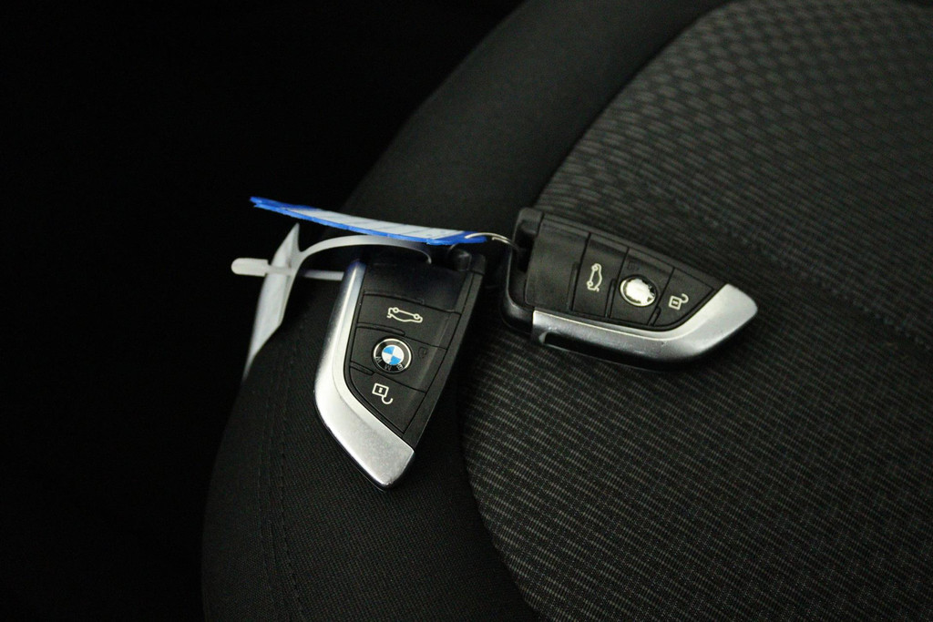 
BMW X1 SDrive18i High Executive (PARKEERSENSOREN, CRUISE, NAVI, STOELVERWARMING, AUTOMAAT, NL-AUTO, DEALER ONDERHOUDEN) vol									