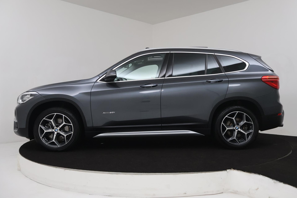 
BMW X1 XDrive20i High Executive (PANORAMDAK, CRUISE, STOELVERWARMING, HEAD-UP DISPLAY, LEDER, PARKEERSENSOREN, DEALER ONDERHOUDEN) vol									