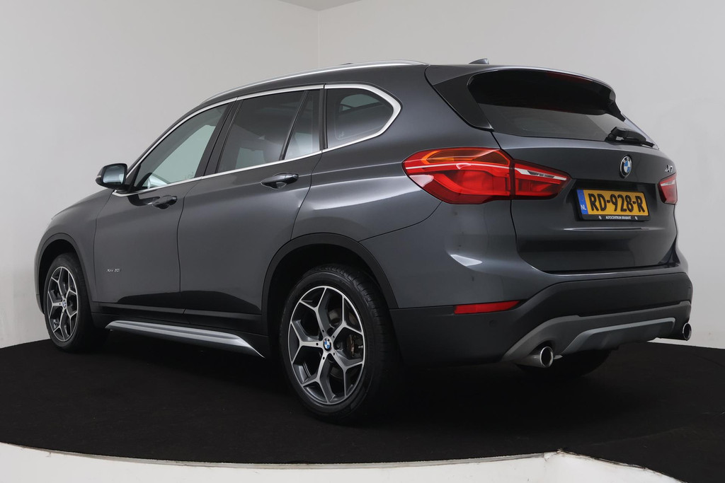 
BMW X1 XDrive20i High Executive (PANORAMDAK, CRUISE, STOELVERWARMING, HEAD-UP DISPLAY, LEDER, PARKEERSENSOREN, DEALER ONDERHOUDEN) vol									