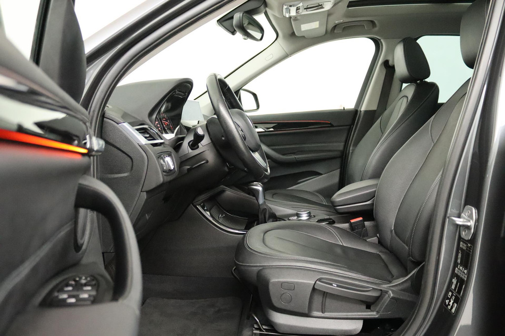 
BMW X1 XDrive20i High Executive (PANORAMDAK, CRUISE, STOELVERWARMING, HEAD-UP DISPLAY, LEDER, PARKEERSENSOREN, DEALER ONDERHOUDEN) vol									
