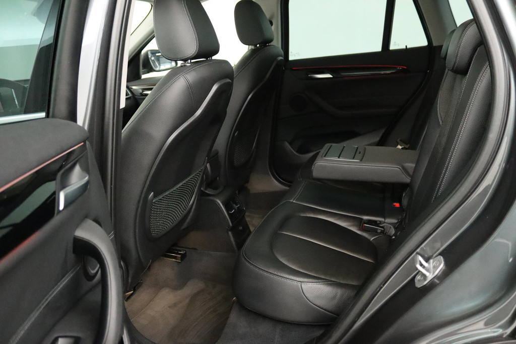 
BMW X1 XDrive20i High Executive (PANORAMDAK, CRUISE, STOELVERWARMING, HEAD-UP DISPLAY, LEDER, PARKEERSENSOREN, DEALER ONDERHOUDEN) vol									