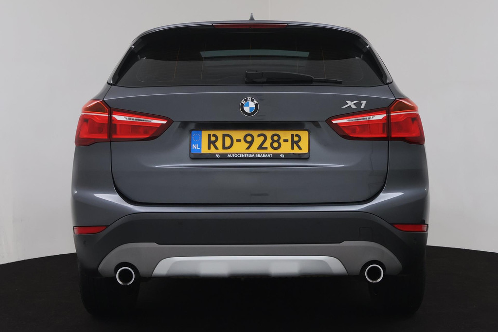 
BMW X1 XDrive20i High Executive (PANORAMDAK, CRUISE, STOELVERWARMING, HEAD-UP DISPLAY, LEDER, PARKEERSENSOREN, DEALER ONDERHOUDEN) vol									