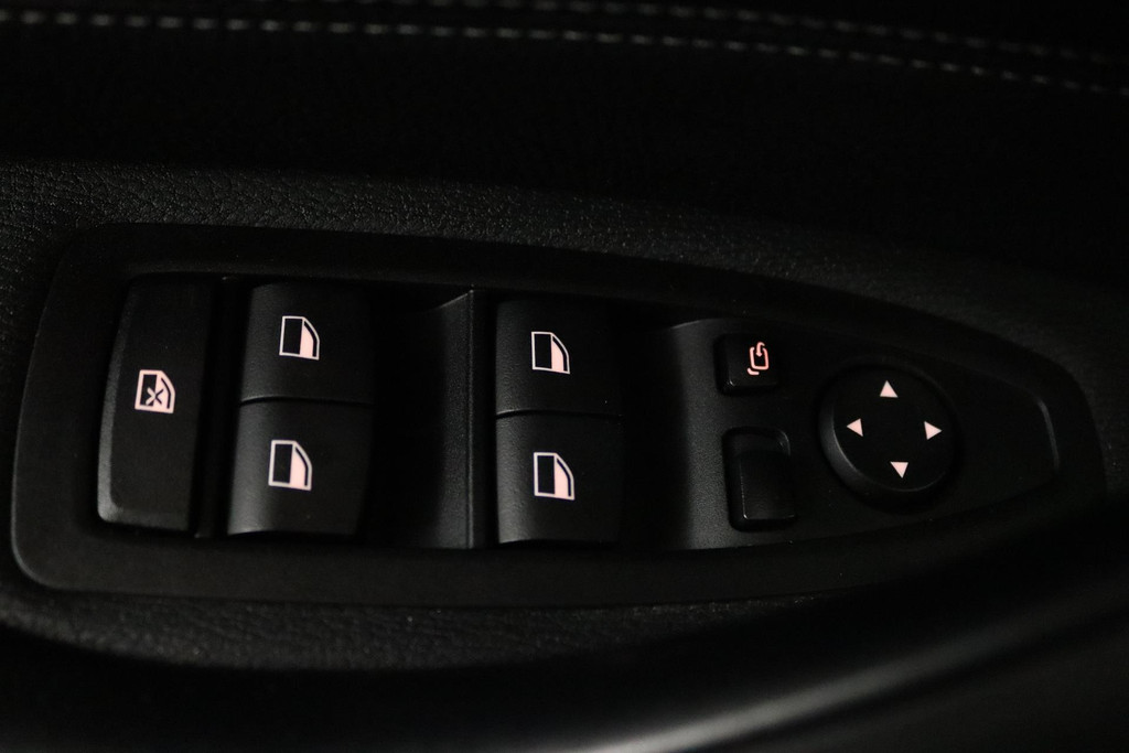 
BMW X1 XDrive20i High Executive (PANORAMDAK, CRUISE, STOELVERWARMING, HEAD-UP DISPLAY, LEDER, PARKEERSENSOREN, DEALER ONDERHOUDEN) vol									