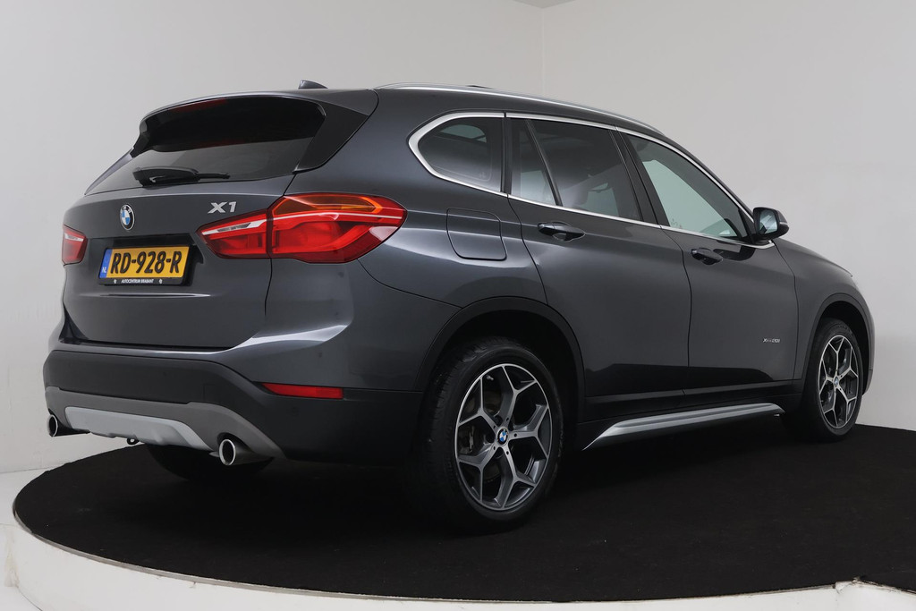 
BMW X1 XDrive20i High Executive (PANORAMDAK, CRUISE, STOELVERWARMING, HEAD-UP DISPLAY, LEDER, PARKEERSENSOREN, DEALER ONDERHOUDEN) vol									