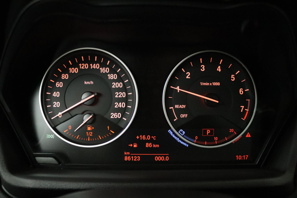 
BMW X1 XDrive20i High Executive (PANORAMDAK, CRUISE, STOELVERWARMING, HEAD-UP DISPLAY, LEDER, PARKEERSENSOREN, DEALER ONDERHOUDEN) vol									