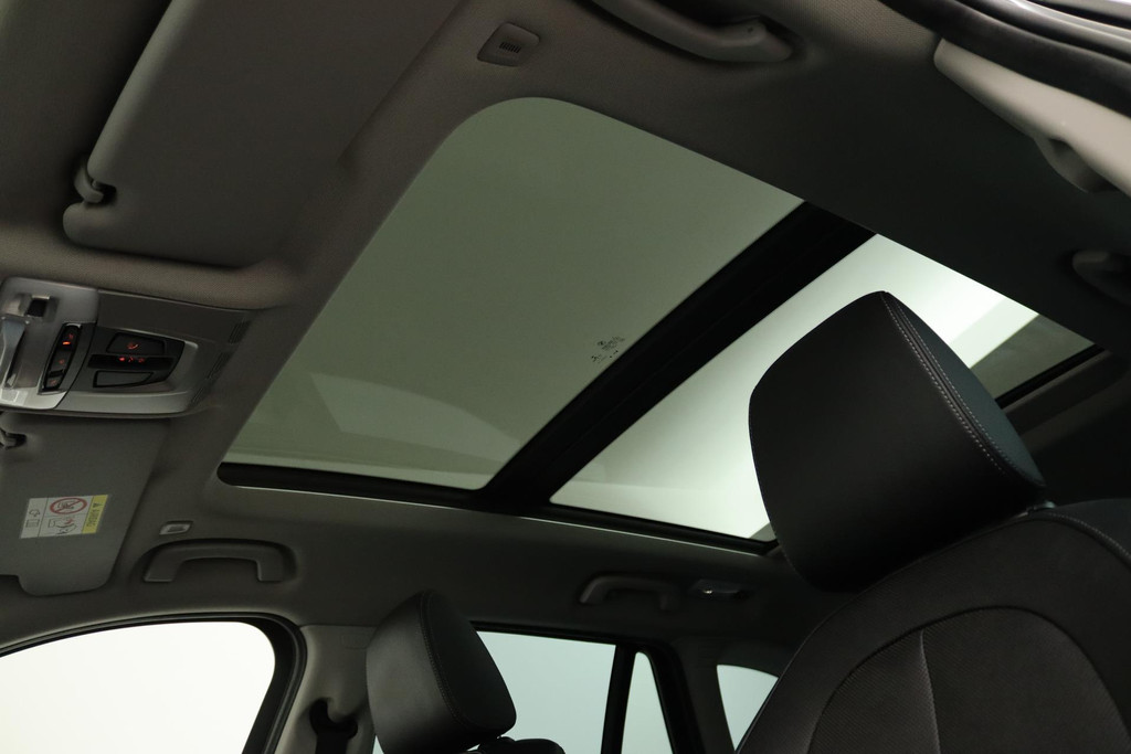 
BMW X1 XDrive20i High Executive (PANORAMDAK, CRUISE, STOELVERWARMING, HEAD-UP DISPLAY, LEDER, PARKEERSENSOREN, DEALER ONDERHOUDEN) vol									