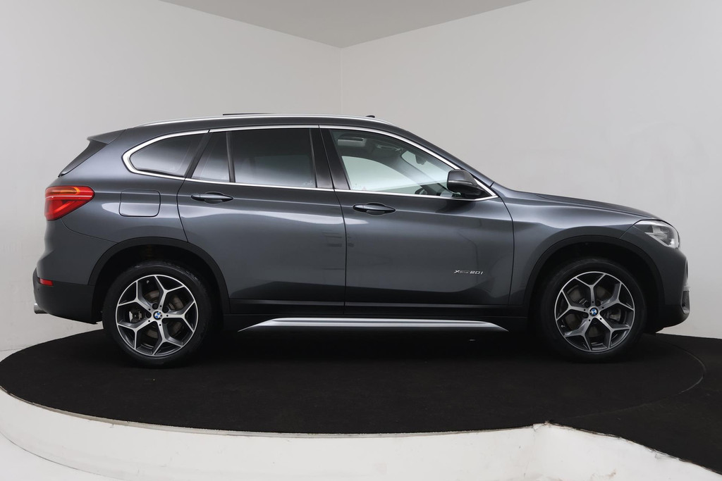 
BMW X1 XDrive20i High Executive (PANORAMDAK, CRUISE, STOELVERWARMING, HEAD-UP DISPLAY, LEDER, PARKEERSENSOREN, DEALER ONDERHOUDEN) vol									