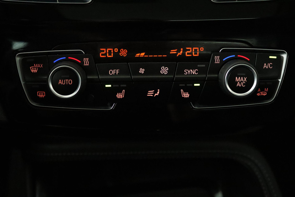 
BMW X1 XDrive20i High Executive (PANORAMDAK, CRUISE, STOELVERWARMING, HEAD-UP DISPLAY, LEDER, PARKEERSENSOREN, DEALER ONDERHOUDEN) vol									