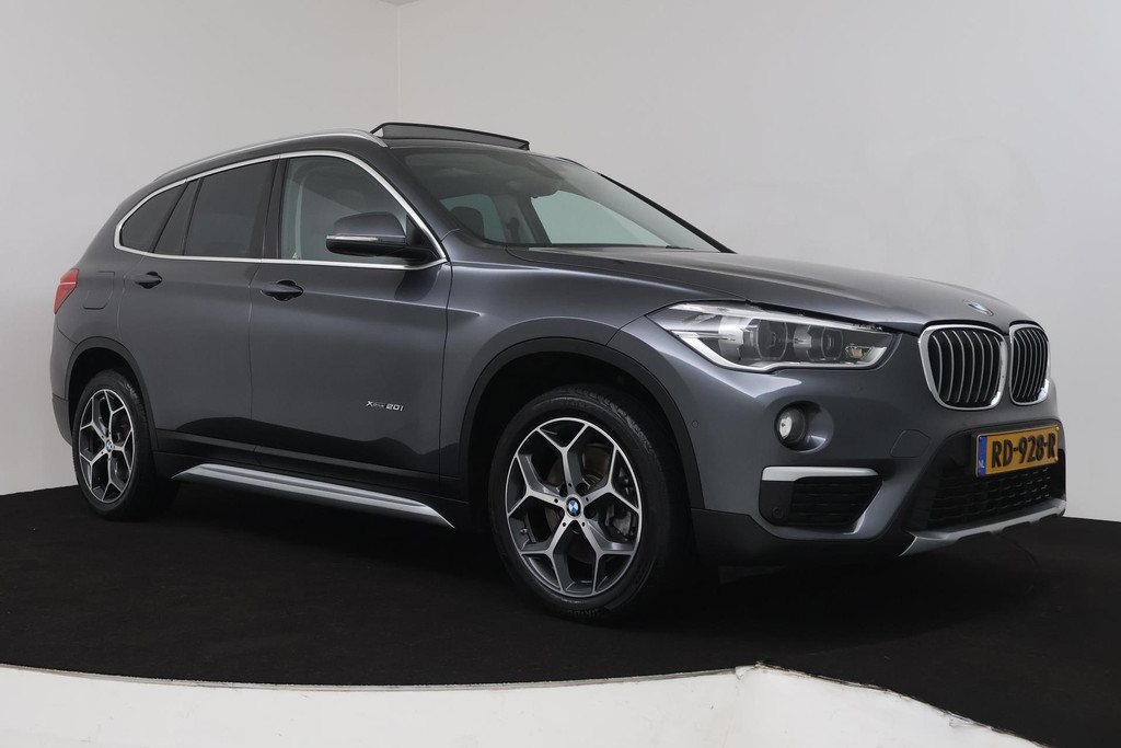 
BMW X1 XDrive20i High Executive (PANORAMDAK, CRUISE, STOELVERWARMING, HEAD-UP DISPLAY, LEDER, PARKEERSENSOREN, DEALER ONDERHOUDEN) vol									