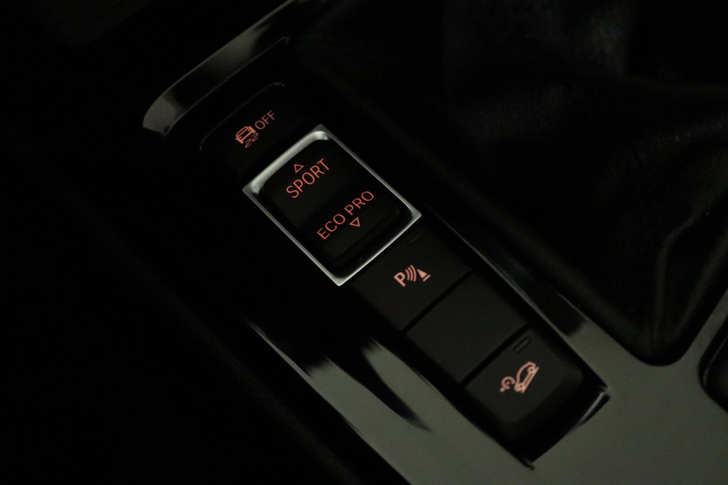 
BMW X1 XDrive20i High Executive (PANORAMDAK, CRUISE, STOELVERWARMING, HEAD-UP DISPLAY, LEDER, PARKEERSENSOREN, DEALER ONDERHOUDEN) vol									