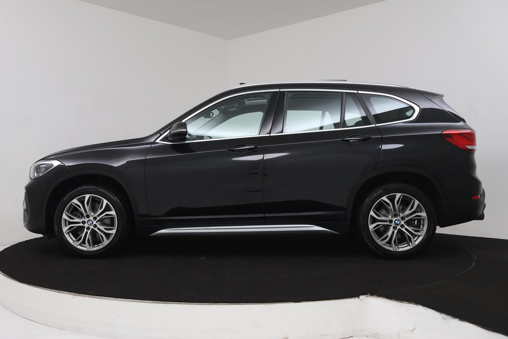 
BMW X1 SDrive20i High Executive (PANORAMADAK, PARKEERSENSOREN, TREKHAAK AFNEEMBAAR, CRUISE, NL-AUTO, DEALER ONDERHOUDEN) vol									