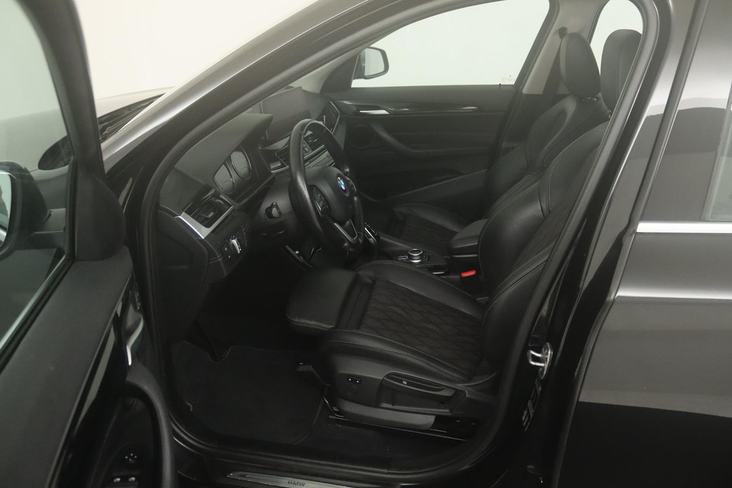 
BMW X1 SDrive20i High Executive (PANORAMADAK, PARKEERSENSOREN, TREKHAAK AFNEEMBAAR, CRUISE, NL-AUTO, DEALER ONDERHOUDEN) vol									