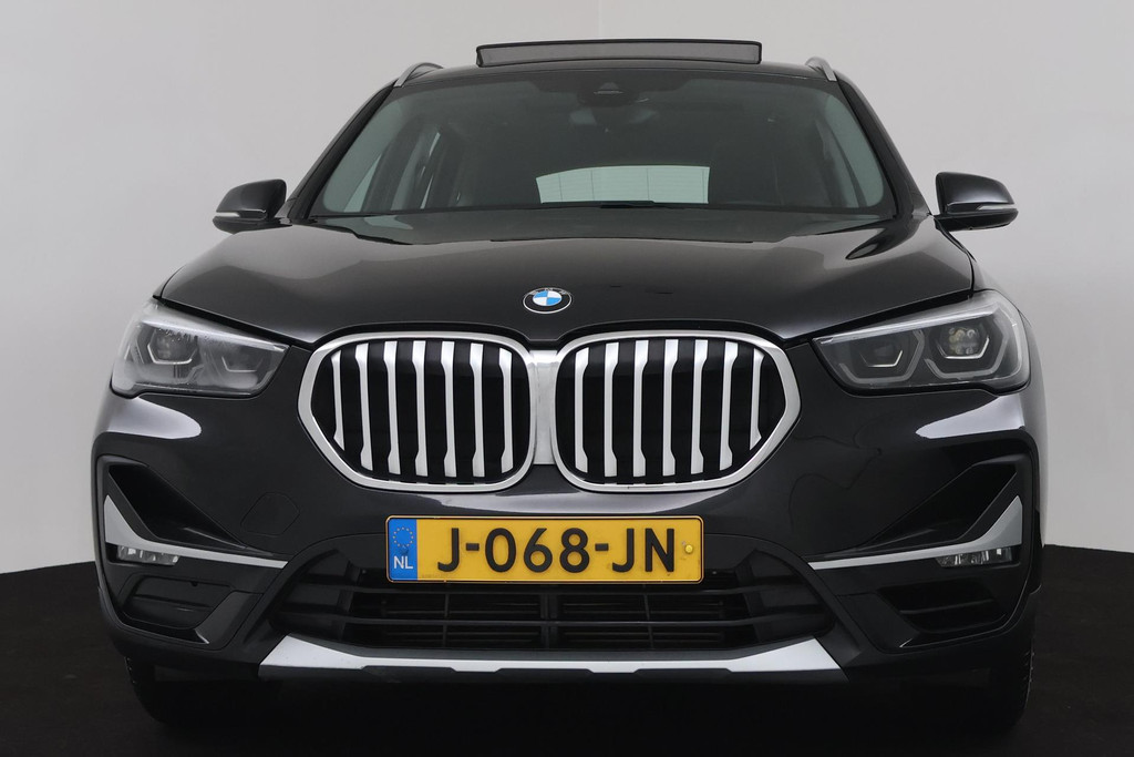 
BMW X1 SDrive20i High Executive (PANORAMADAK, PARKEERSENSOREN, TREKHAAK AFNEEMBAAR, CRUISE, NL-AUTO, DEALER ONDERHOUDEN) vol									