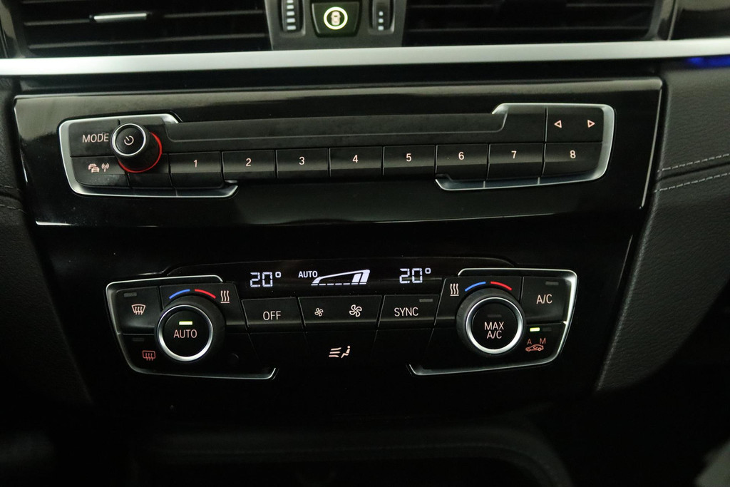 
BMW X1 SDrive20i High Executive (PANORAMADAK, PARKEERSENSOREN, TREKHAAK AFNEEMBAAR, CRUISE, NL-AUTO, DEALER ONDERHOUDEN) vol									