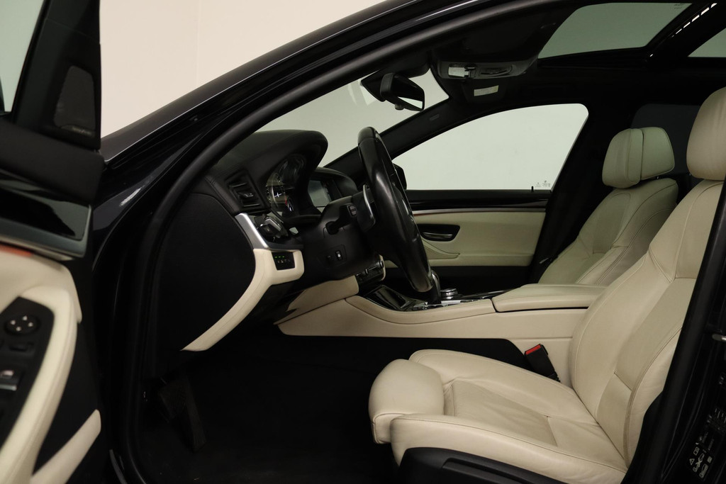 
BMW 5 Serie Touring M550xd(Dealer OnderH, FULL OPTION, Pano, Apple Carplay, Comfort Zetels, etc) vol									