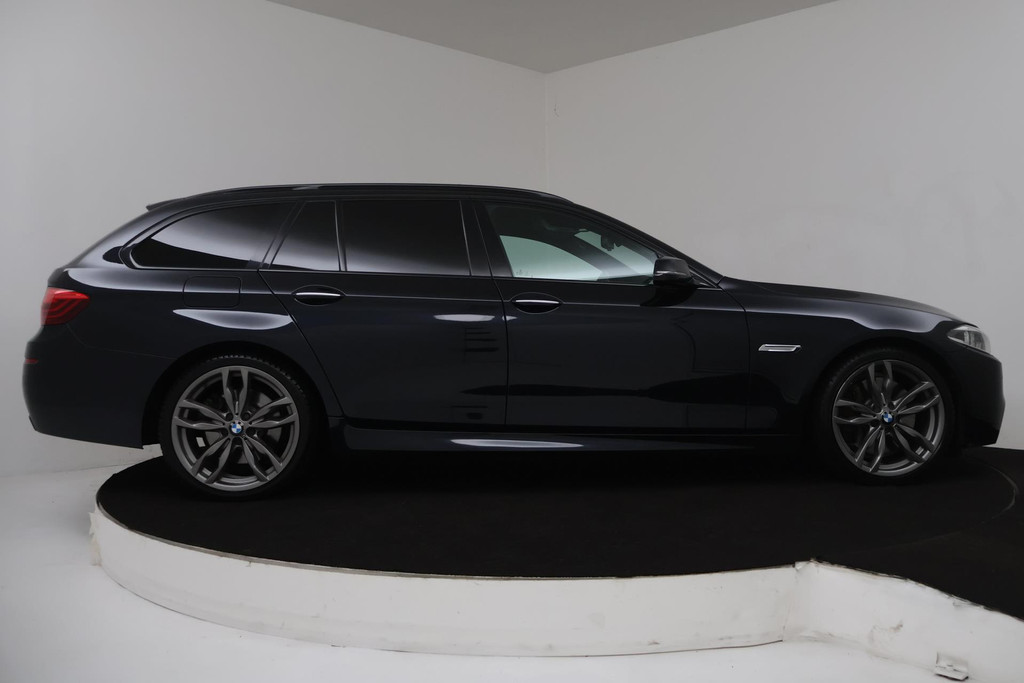 
BMW 5 Serie Touring M550xd(Dealer OnderH, FULL OPTION, Pano, Apple Carplay, Comfort Zetels, etc) vol									