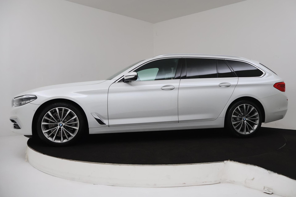 
BMW 5 Serie Touring 520i Corporate Lease High Executive Automaat (VIRTUAL, PANORAMADAK, NAVIGATIE, STOELV, GOED ONDERH, NL-AUTO) vol									