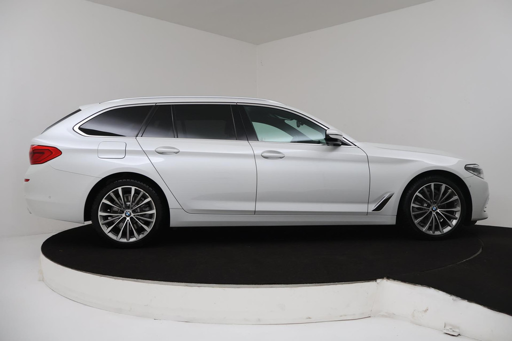 
BMW 5 Serie Touring 520i Corporate Lease High Executive Automaat (VIRTUAL, PANORAMADAK, NAVIGATIE, STOELV, GOED ONDERH, NL-AUTO) vol									