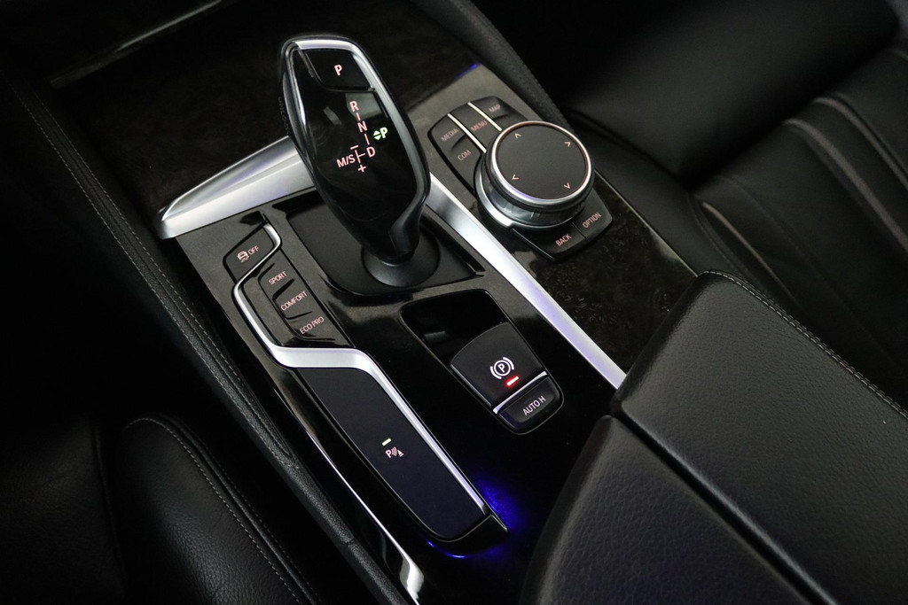 
BMW 5 Serie Touring 520i Corporate Lease High Executive Automaat (VIRTUAL, PANORAMADAK, NAVIGATIE, STOELV, GOED ONDERH, NL-AUTO) vol									