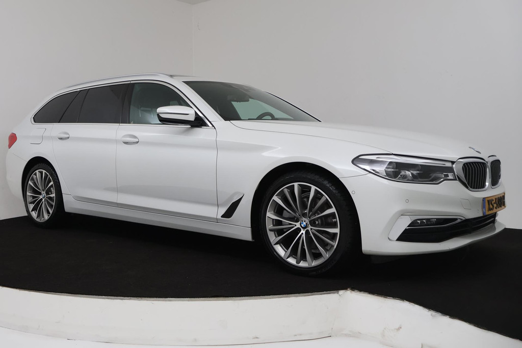 
BMW 5 Serie Touring 520i Corporate Lease High Executive Automaat (VIRTUAL, PANORAMADAK, NAVIGATIE, STOELV, GOED ONDERH, NL-AUTO) vol									