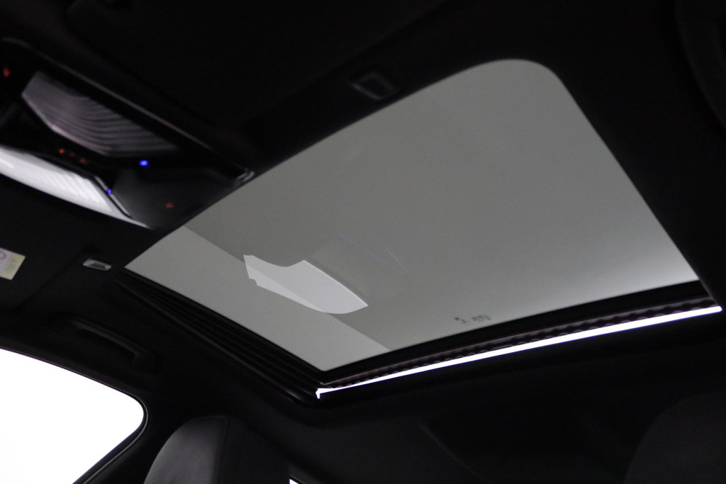 
BMW 5 Serie 520i High Executive Edition (PANORAMADAK, SFEERVERLICHTING, STOELVERWARMING, COMFORTZETELS, DEALER ONDERHOUDEN) vol									