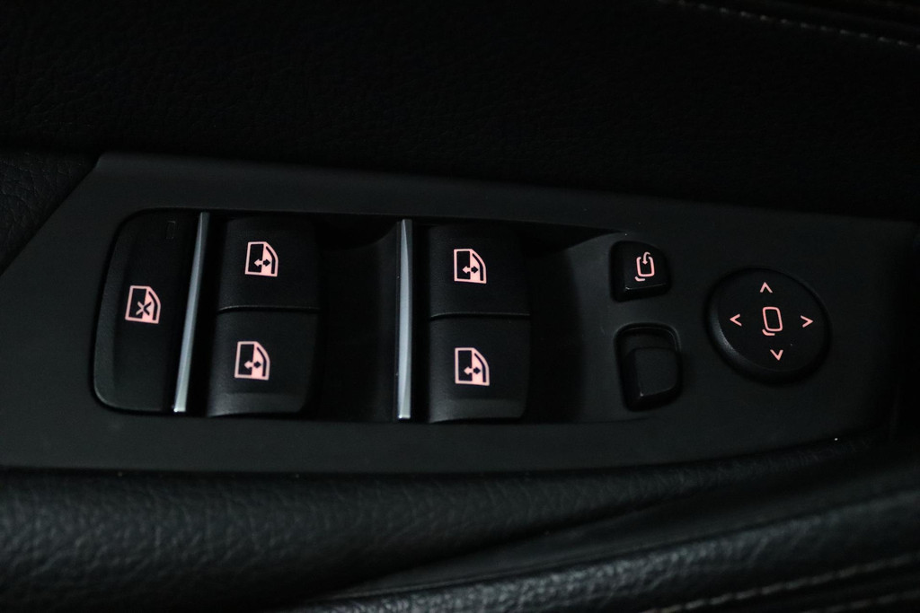 
BMW 5 Serie 520i High Executive Edition (PANORAMADAK, SFEERVERLICHTING, STOELVERWARMING, COMFORTZETELS, DEALER ONDERHOUDEN) vol									