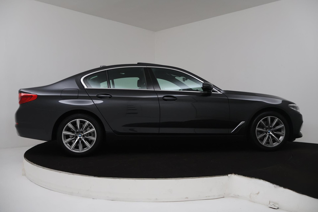 
BMW 5 Serie 520i High Executive Edition (PANORAMADAK, SFEERVERLICHTING, STOELVERWARMING, COMFORTZETELS, DEALER ONDERHOUDEN) vol									