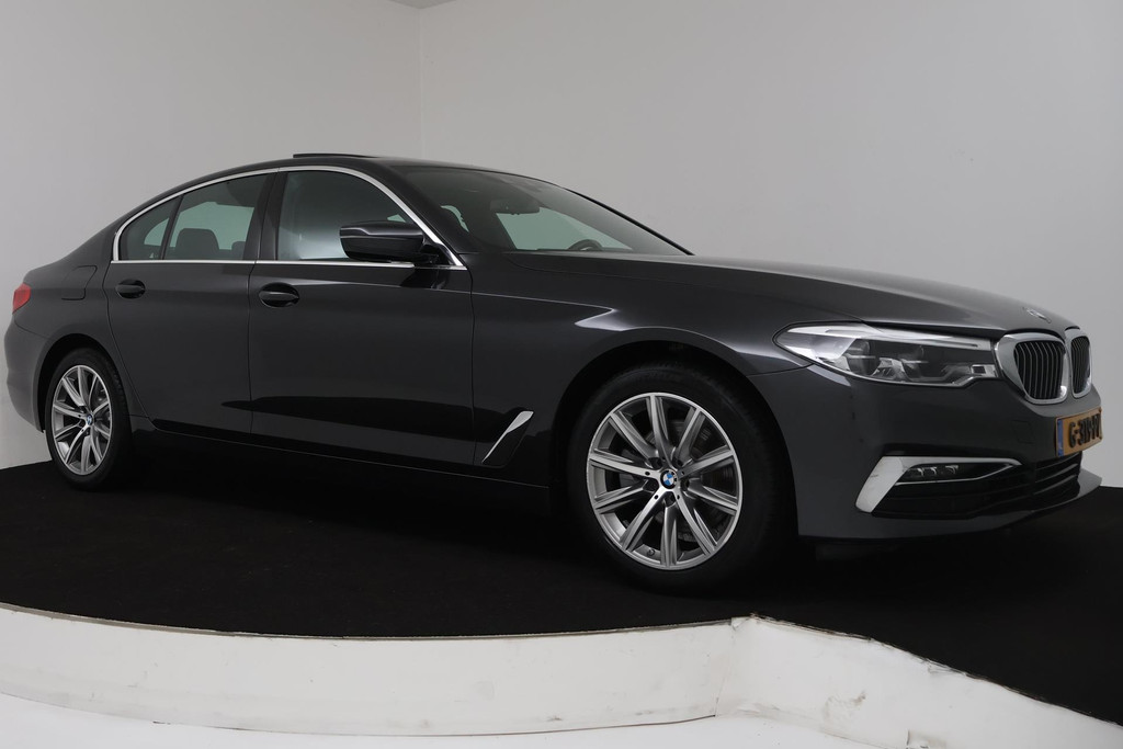 
BMW 5 Serie 520i High Executive Edition (PANORAMADAK, SFEERVERLICHTING, STOELVERWARMING, COMFORTZETELS, DEALER ONDERHOUDEN) vol									