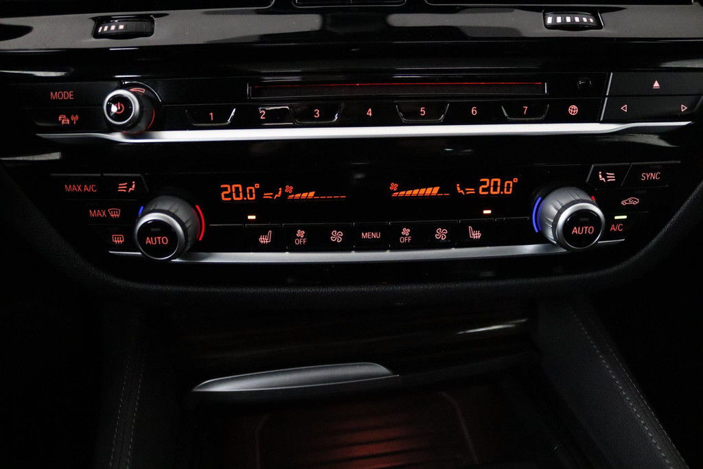 
BMW 5 Serie 520i High Executive Edition (PANORAMADAK, SFEERVERLICHTING, STOELVERWARMING, COMFORTZETELS, DEALER ONDERHOUDEN) vol									