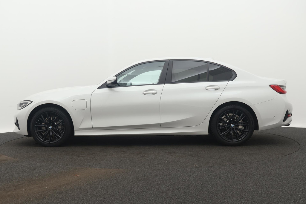 
BMW 3-serie 330e eDrive Edition Sport-Line (NL-auto, 1e Eig, Dealer OnderH, Carplay, Camera, StoelV, Addpt Cruise, Leder, Etc) vol									