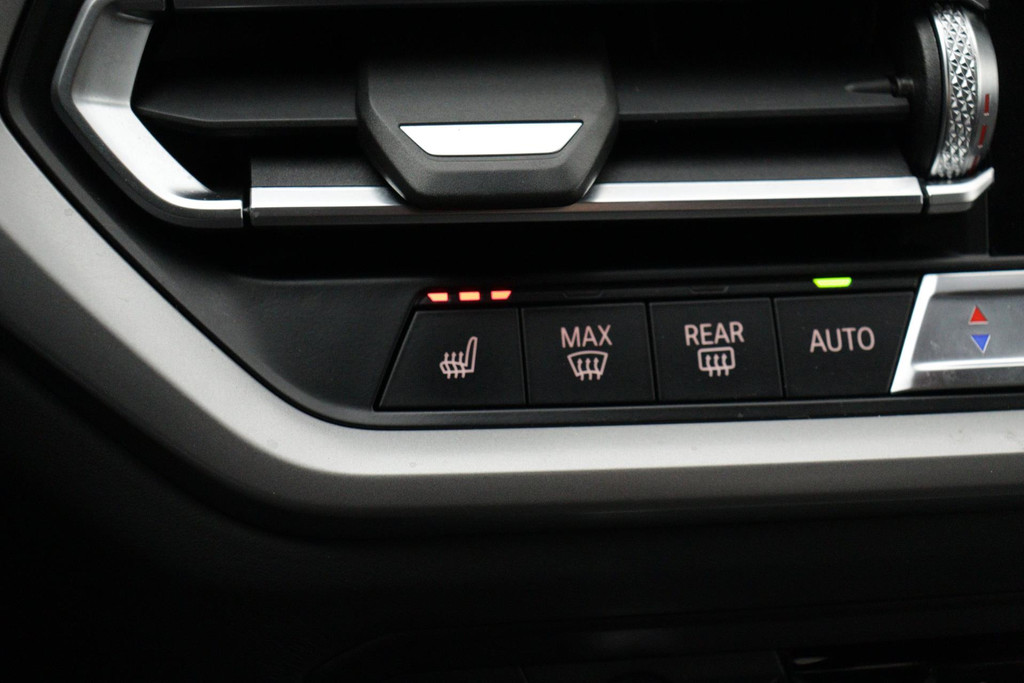 
BMW 3-serie 330e eDrive Edition Sport-Line (NL-auto, 1e Eig, Dealer OnderH, Carplay, Camera, StoelV, Addpt Cruise, Leder, Etc) vol									