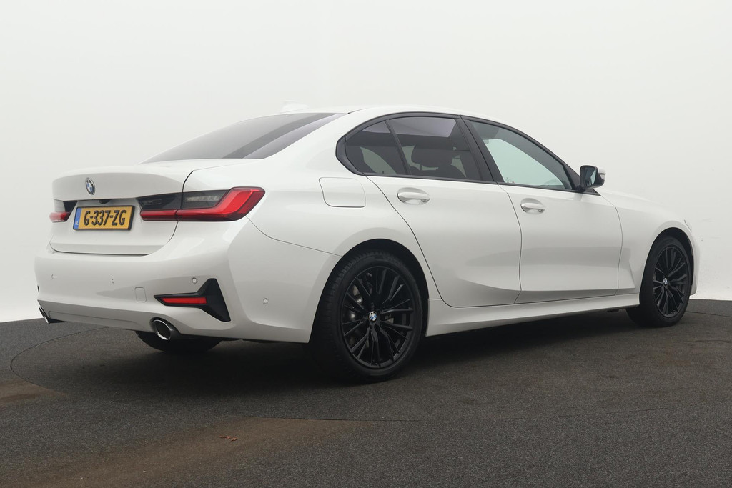 
BMW 3-serie 330e eDrive Edition Sport-Line (NL-auto, 1e Eig, Dealer OnderH, Carplay, Camera, StoelV, Addpt Cruise, Leder, Etc) vol									