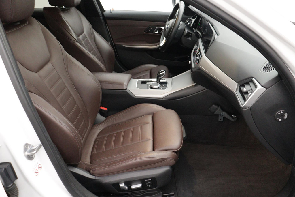 
BMW 3-serie 330e eDrive Edition Sport-Line (NL-auto, 1e Eig, Dealer OnderH, Carplay, Camera, StoelV, Addpt Cruise, Leder, Etc) vol									