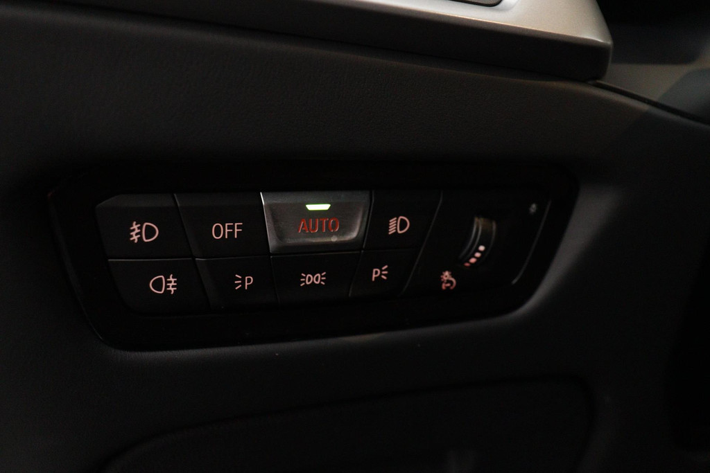 
BMW 3-serie 330e eDrive Edition Sport-Line (NL-auto, 1e Eig, Dealer OnderH, Carplay, Camera, StoelV, Addpt Cruise, Leder, Etc) vol									