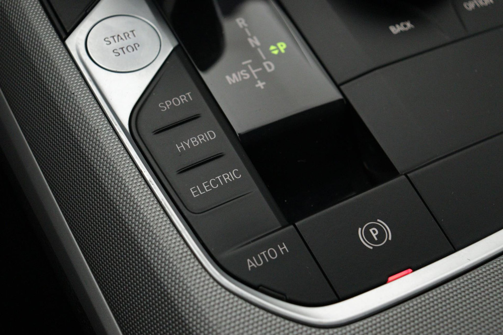 
BMW 3-serie 330e eDrive Edition Sport-Line (NL-auto, 1e Eig, Dealer OnderH, Carplay, Camera, StoelV, Addpt Cruise, Leder, Etc) vol									