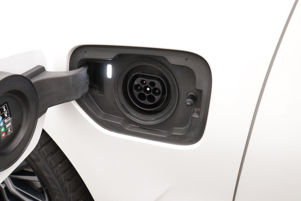 
BMW 3-serie 330e eDrive Edition Sport-Line (NL-auto, 1e Eig, Dealer OnderH, Carplay, Camera, StoelV, Addpt Cruise, Leder, Etc) vol									